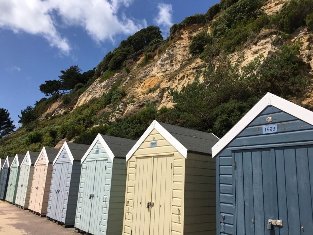 Bunte Strandhütten an der Küste in Poole.
