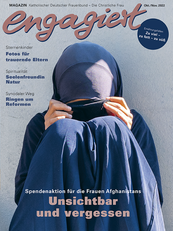 Titelblatt der Engagiert Nr. 5 im Jahr 2022 mit einem jungen afghanischen Mädchen mt Koptuch, das sienen Kopf in den Händen verbirgt.