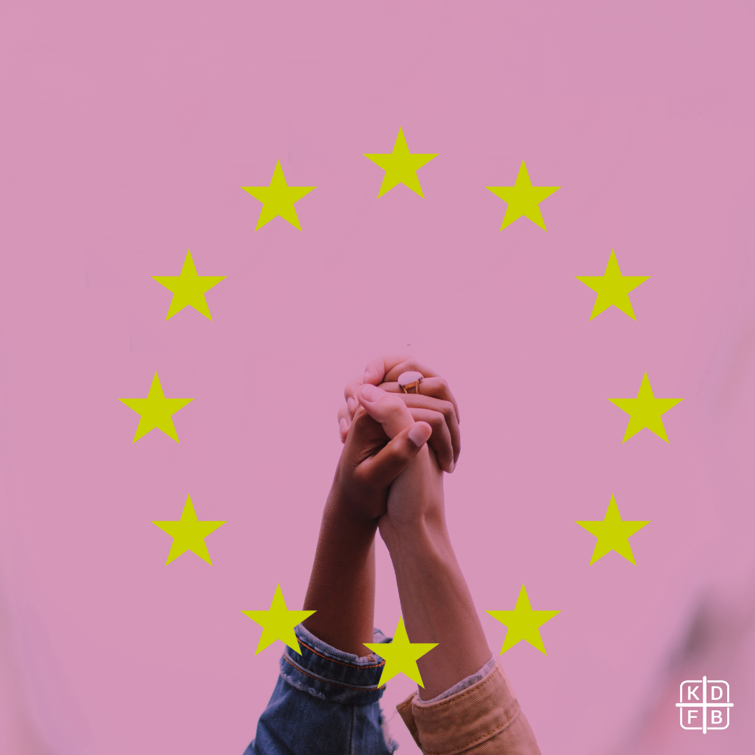 Europawahl: Es sind zwei ineinandergreifende Frauenhände zu sehen vor einem pinken Hintergrund.