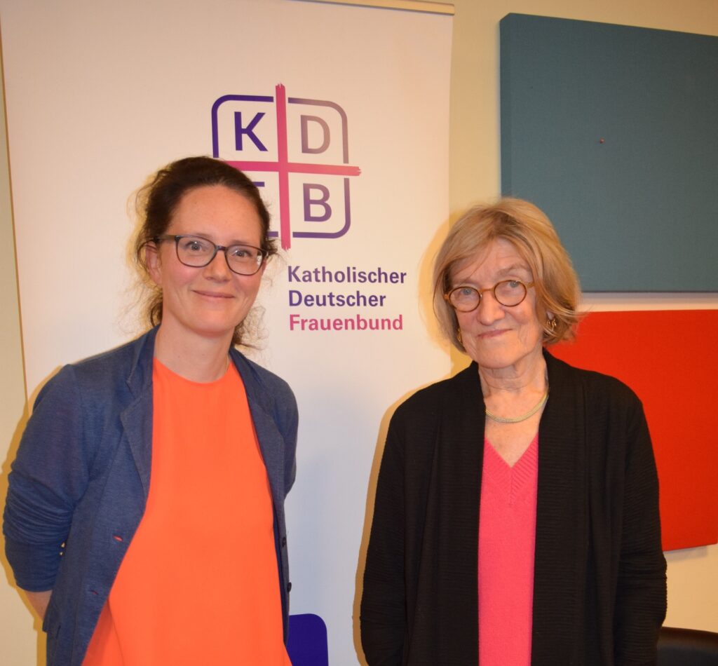 Vor dem Roll-up des KDFB Berlin stehen links Dr. Isabelle Ley, stv. Vorsitzende des KDFB Berlin, und Prof. Dr. Christina von Braun