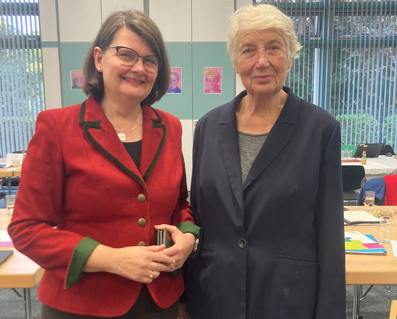 In einem Büro stehen lächelnd die ehemalige KDFB-Präsidentin Dr. Maria Flachsbarth (l.) und die Vorsitzende des KDFB Berlin, Prof. Barbara John.