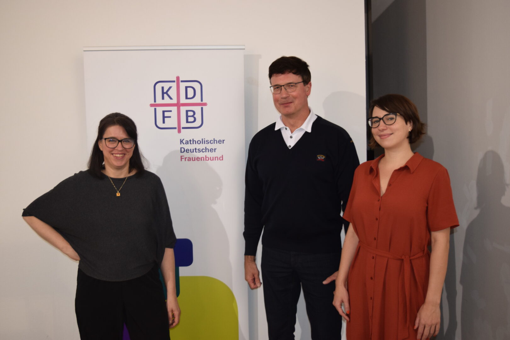 Vor dem Rollup des KDFB Berlin stehen von links KDFB-Referentin Heike Neubrand, Referent des Abends Prof. Dr. Imre Koncsik und die Geschäftsführerin der Guardini Stiftung, Dr. Patricia Löwe.